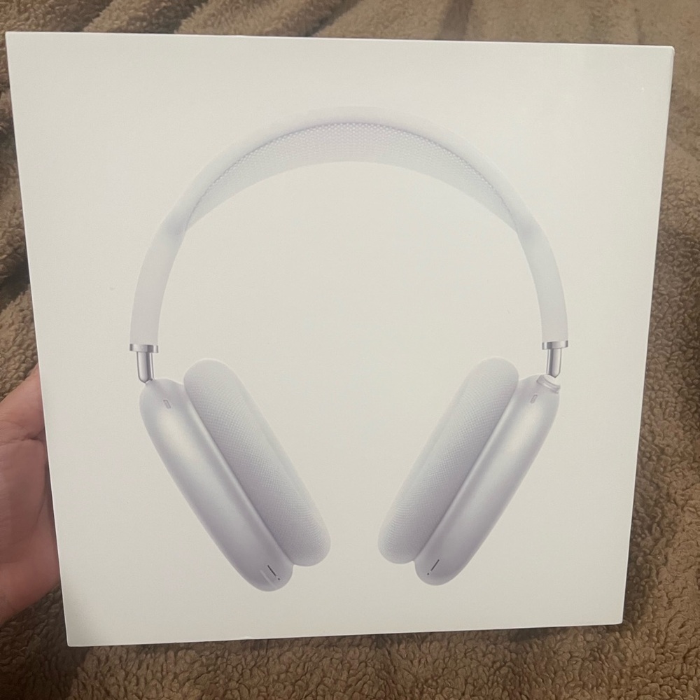 AirPods Max silver with white headband